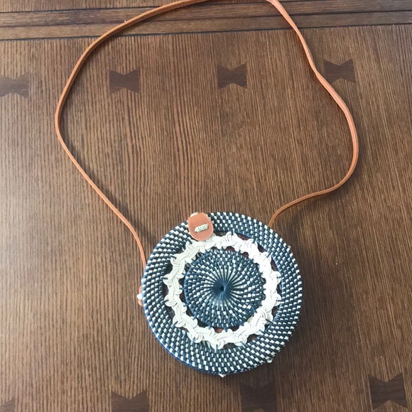 Women Round Rattan Purse - Picture 2 of 7